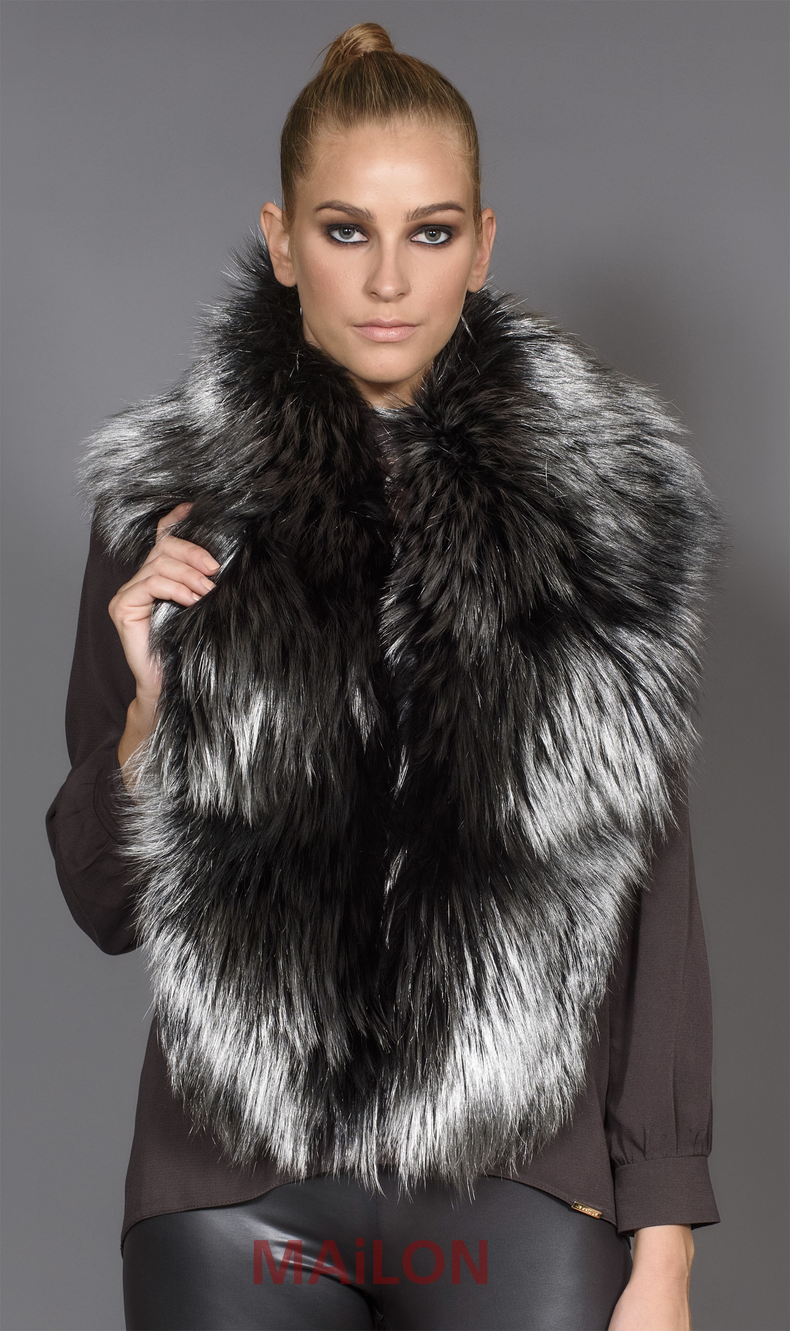 Exclusive Silver Metallic SAGA Fox collar